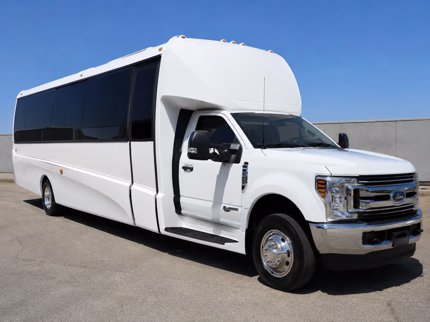 race day and speedway event buses in fontana